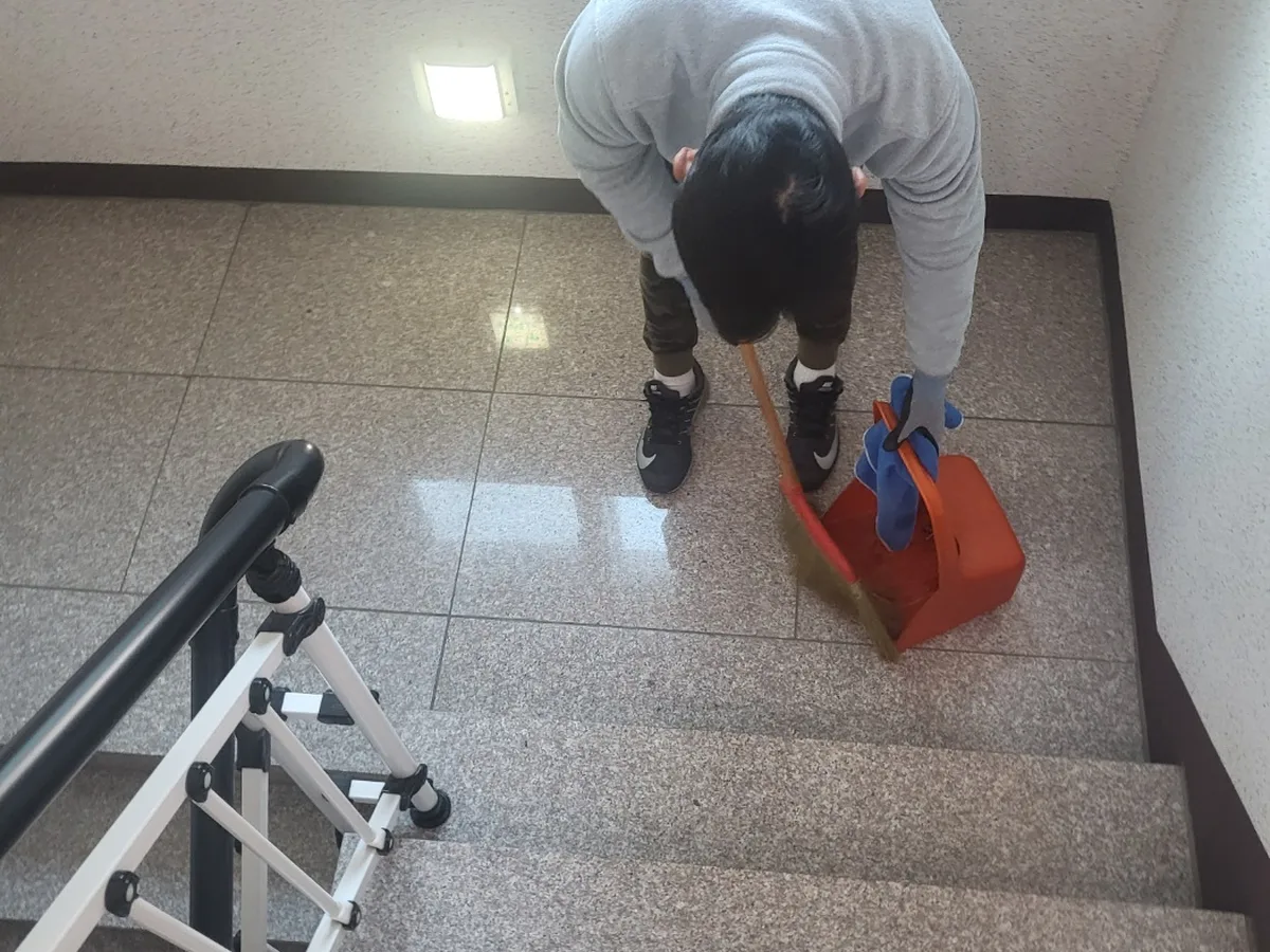임실군 삼계면 빌라 공동현관 장비 주변 정밀 위생청소 사례 - 행진크린
